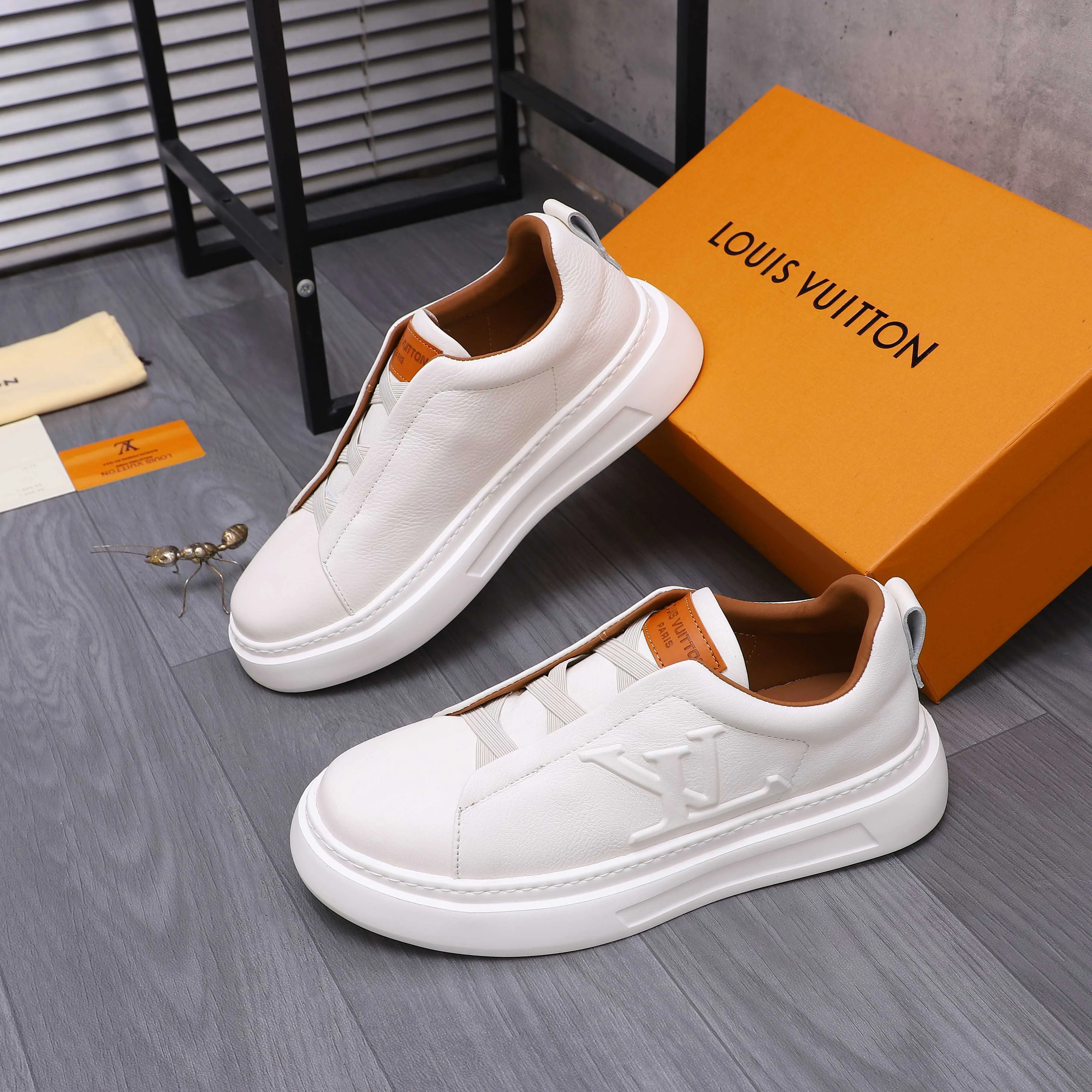 Men's shoes 💰p480 Product trademark: LV "Louis Vuitton" business casual men's shoes Regular size: 38-44 Product material: Selected high-quality pebbled cowhide upper, cowhide lining, rubber outsole
